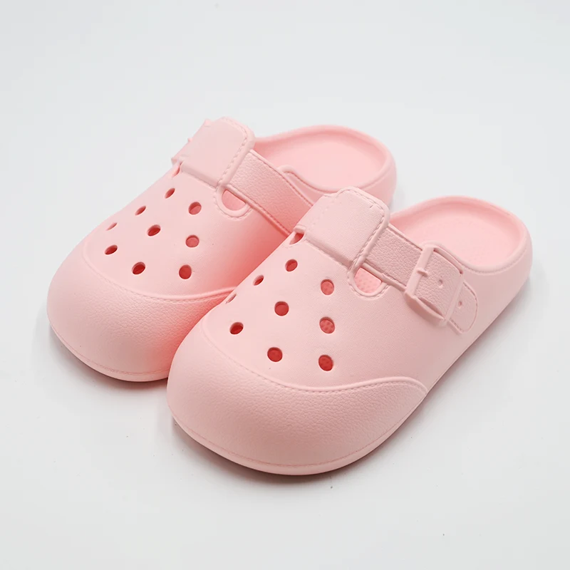 Kodėl skylėtos šlepetės tampa būtiniausia avalyne siekiant komforto ir stiliaus?